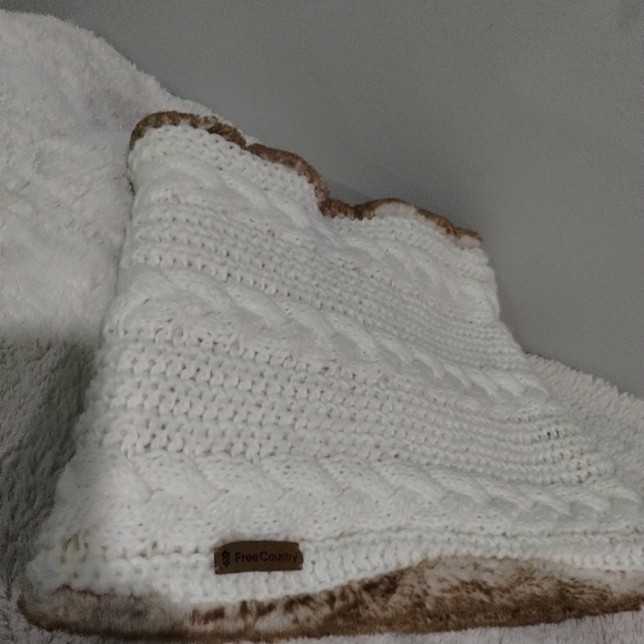 Free country Faux Far Neck Scarf - Picture 17 of 17